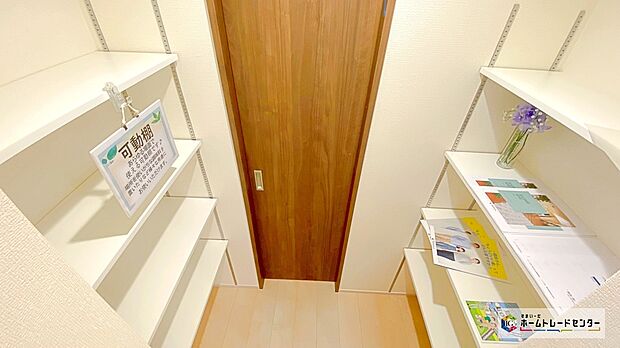 【ファミリークローク】ご家族分のコートや帽子、カバンなど置き場所に困るものが全て綺麗にここに収まります♪