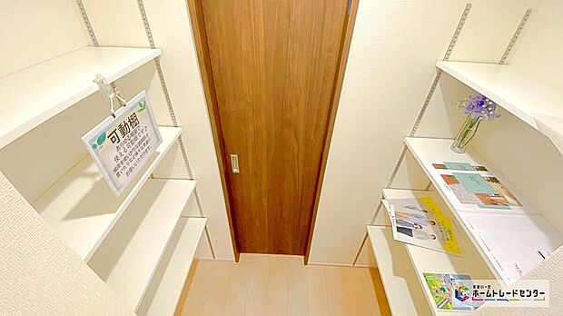 【ファミリークローゼット】玄関近くにファミリークローゼットを配置しておりますので、家族分のコートや帽子、カバンが綺麗に収まります♪