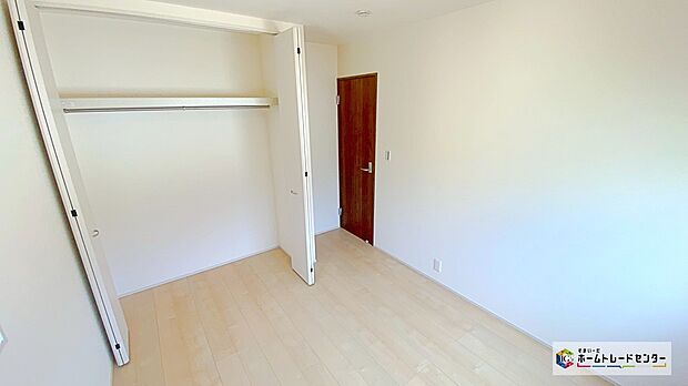 【洋室】穏やかな光が差し込む室内には、穏やかな時間が流れます。休日には、落ち着いた空間で自分の趣味を楽しむのはいかがですか。