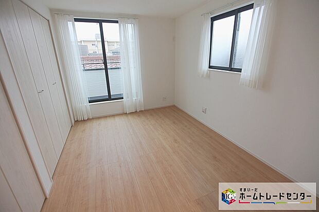 【☆ 居室 ☆】お陽さまの光をさわやかな風をたっぷりとりこめます。室内はいつも明るい印象なので気持ちの良い朝を迎えられます。毎日の生活も明るくなりそうです。