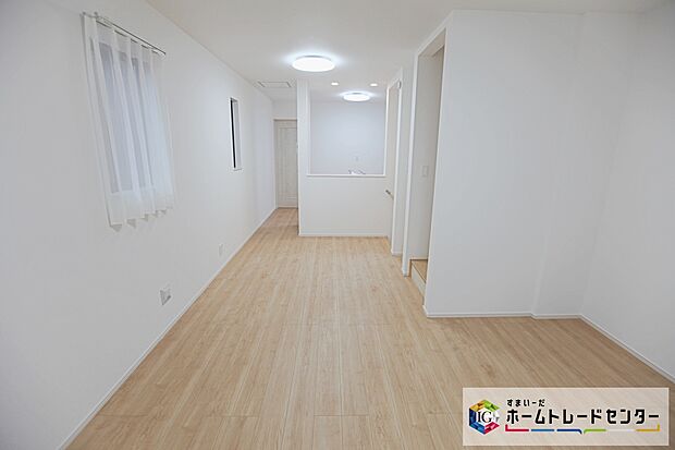 【☆ リビング ☆】広々としたLDKに、自分好みのインテリアでレイアウト。季節ごとに模様替えなども、楽しみの一つとなりそうです。