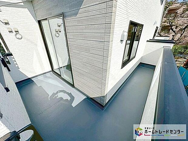 【☆ バルコニー ☆】広々としたバルコニーです!心地よい陽射しや暖かな風を楽しむことが出来ます♪