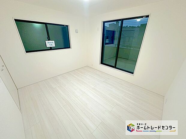 【☆　洋室　☆】充分な広さの収納を備え、採光良好な洋室は、快適空間。プライベートの時間もゆったりお寛ぎ頂けそうです。