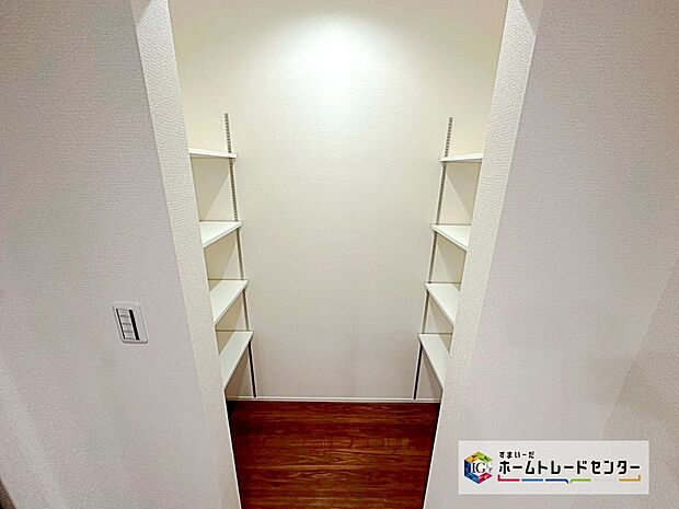 【パントリー】☆　シューズインクローゼット　☆
お子様の習い事の道具やベビーカー、シーズンオフの履物やゴルフバッグ、傘も効率よく収納でき、いつでもすっきりお客様をお迎えできます♪