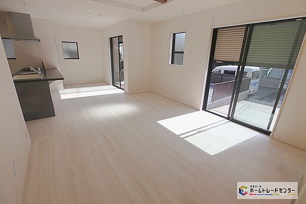 【リビング】☆ リビング ☆
LDKの足元には床暖房。冬でもぽかぽか。家族が集まるリビングになりそうです☆