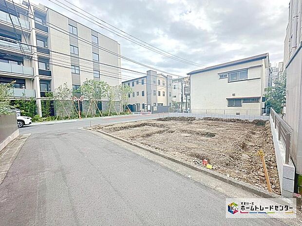 【前面道路含む現地写真】開放感溢れる街並みに立地☆スーパー「ライフ」まで徒歩5分、お買い物も便利!小学校・保育園が徒歩6分圏内に揃います♪