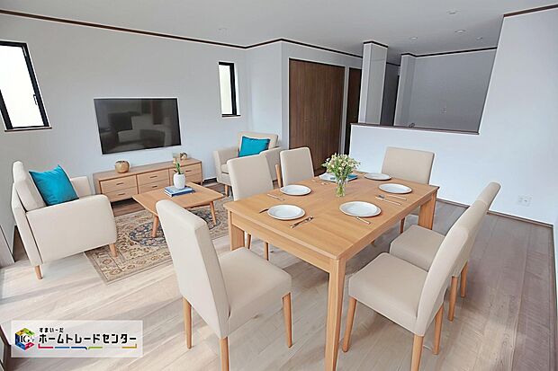 【リビング】現況の物件写真に、CG による画像処理を行っています。家具、家電、照明器具、小物、カーテン、その他のイメージはCG です。