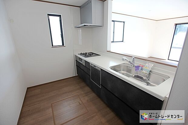 【キッチン】窓付きの明るく爽やかなキッチンスペースです♪人工大理石トップのシステムキッチン。見栄えもよくお手入れもスムーズに出来ます。豊富な収納力もございます♪