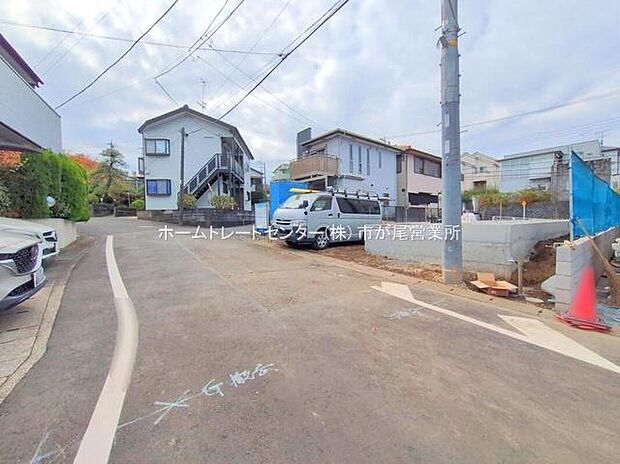 【前面道路含む現地写真】敷地３８坪超！車種によりますが、カースペース２台分ございます☆