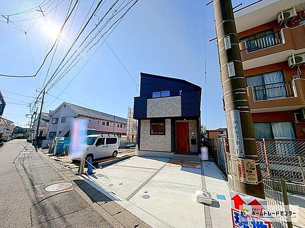 【現地外観写真】敷地面積３２坪、カースペース並列２台分ございます♪リビング広々２３．２６帖！ご家族でゆったりお過ごしいただける２LDK＋２Sプランです☆