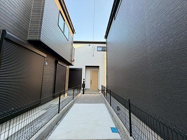 【現地外観写真】1号棟、3号棟にはテレワークスペースがございます☆ファミリークローゼットとして使用するのもよいかもしれません☆