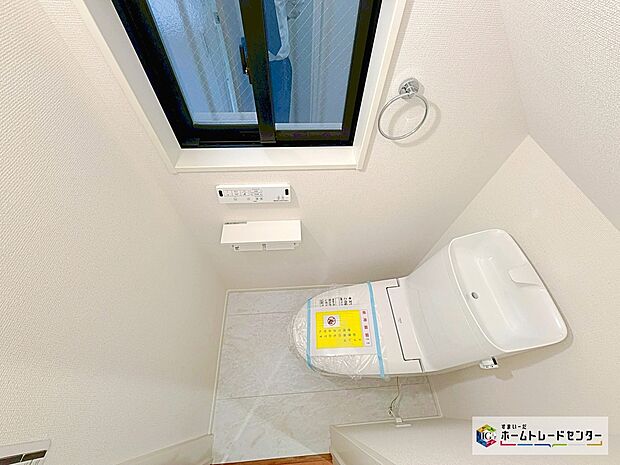 【☆トイレ☆】窓付きのトイレスペース。陽射し差し込む明るい空間となっております。また、換気環境も良好です。