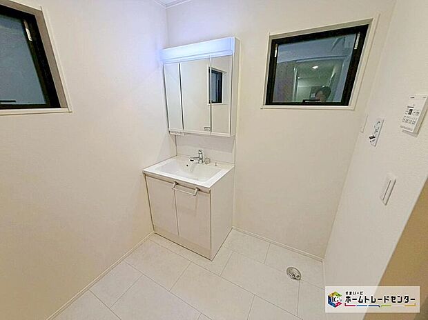 【洗面台・洗面所】白を基調とした爽やかなサニタリースペース。清潔感のある快適空間です。毎日の身支度も気持ち良くお使い頂けます。