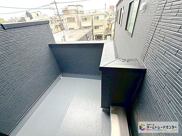 【バルコニー】南向きバルコニーです!心地よい陽射しや暖かな風を楽しむことが出来ます♪