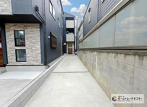 【駐車場】カースペース2台分ございます!家族分の自転車の駐輪スペースとしても勿論、来客用の駐車スペースとしてもお使いいただけます。