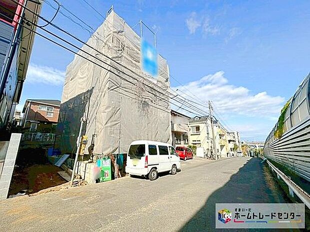 【前面道路含む現地写真】全棟　カースペース１台分ございます☆
リビング１７帖超！ゆったりお過ごしいただける３LDK＋Sプランです♪