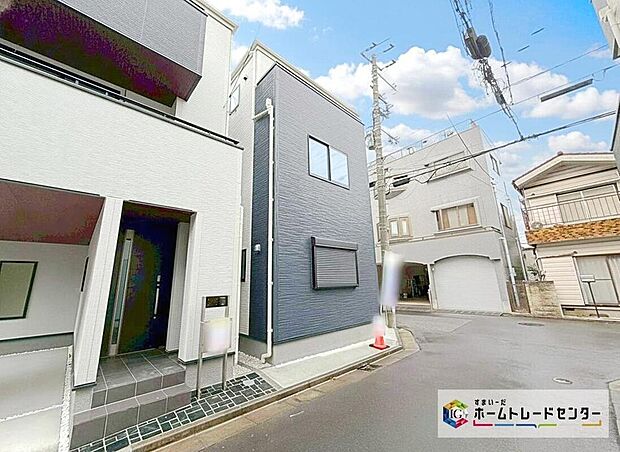 【前面道路含む現地写真】ビルトインガレージ付☆３階建て住宅☆
徒歩9分圏内に小中学校・スーパー・コンビニ・ドラッグストア・郵便局が揃います♪お子様のいらっしゃるご家庭にも安心の住環境です☆