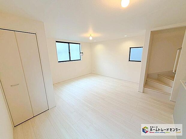 【リビング】全棟、リビングにも収納がございます☆
散らかりがちなリビングがスッキリ片付きます☆