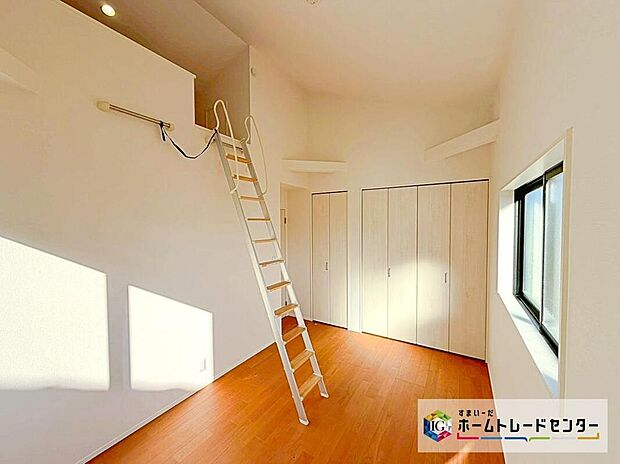 【リビング以外の居室】増えがちな季節の衣類や本、趣味の道具などもすっきりと片付きます。