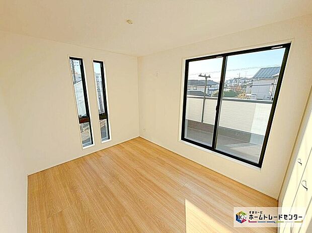 【リビング以外の居室】２面採光を確保した明るい室内は、風通しも良く、大変居心地の良い空間となっております。爽やかな風を感じて起きる朝は、快適生活の始まりに！