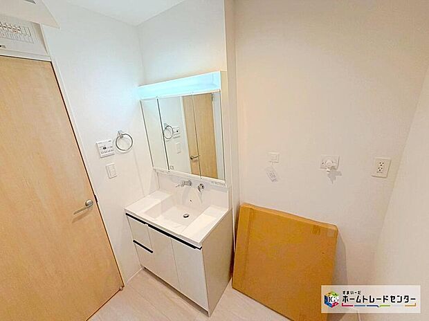 【ハンドシャワー付洗面台】白を基調とした爽やかなサニタリースペース。清潔感のある快適空間です。毎日の身支度も気持ち良くお使い頂けます。