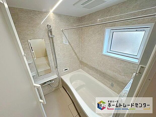 【☆　バスルーム　☆】窓付きバスルームは、採光もあり、明るく落ち着いた雰囲気のゆったり寛げる空間！日中の入浴も気持ちよくお使い頂けます♪窓があることで、換気環境も良好！掃除もスムーズに出来ます♪

