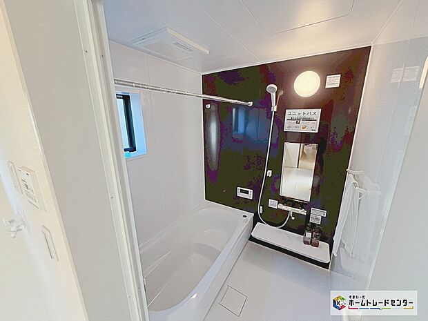 【1坪タイプバスルーム】足を伸ばして毎日の疲れを癒せる広々1坪タイプです。半身浴もでき、ゆっくりと寛げます。お子様と一緒でも快適に入浴が出来ますね。