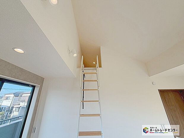 【横揺れに強い「剛床工法」を採用】構造用面材を土台と梁に直接留めつける工法で、床をひとつの面として家全体を一体化することで、横からの力にも非常に強い構造となります。家屋のねじれを防止し、耐震性に優れた効果を発揮します。