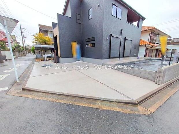 【現地外観写真】カースペース２台分ございます！家族分の自転車の駐輪スペースとしても勿論、来客用の駐車スペースとしてもお使いいただけます。