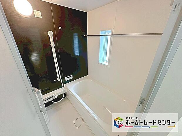 【☆　浴室　☆】窓付きのバスルームは、採光もあり明るく気持ちの良い空間です。窓があることで、換気環境も良好。掃除もスムーズに出来ます。(1号棟)