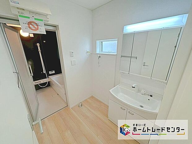 【☆　洗面所　☆】明るく清潔感溢れるサニタリースペース。毎日使う場所だからこそ、快適な空間となっております。(1号棟)