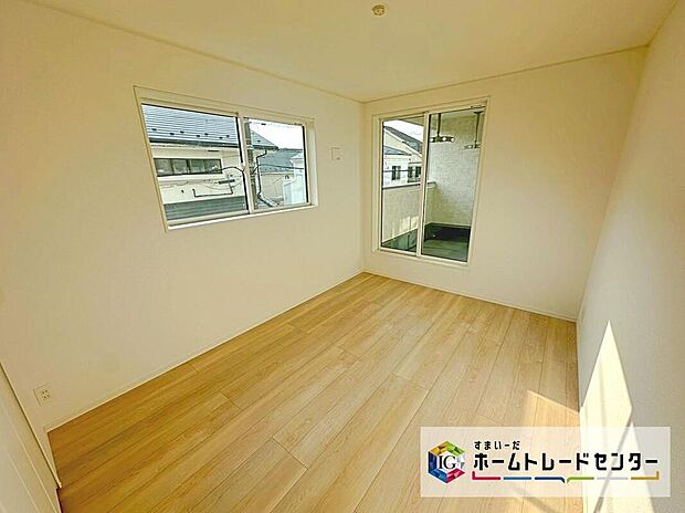 【☆　洋室　☆】お陽さまの光をさわやかな風をたっぷりとりこめます。室内はいつも明るい印象なので気持ちの良い朝を迎えられます。毎日の生活も明るくなりそうです。(1号棟)