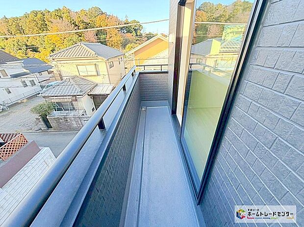 【バルコニー】バルコニーを南向きに設置いたしました♪心地よい陽射しや暖かな風を楽しむことが出来ます♪晴れた日にはたっぷりの洗濯物や布団を干せます！