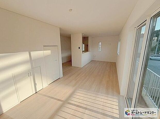 【リビング】リビングにも収納を完備。掃除道具なども効率よくスッキリ収納できます。