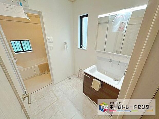 【☆　洗面所　☆】洗面所スペースは着替えには十分な広さがございます。

