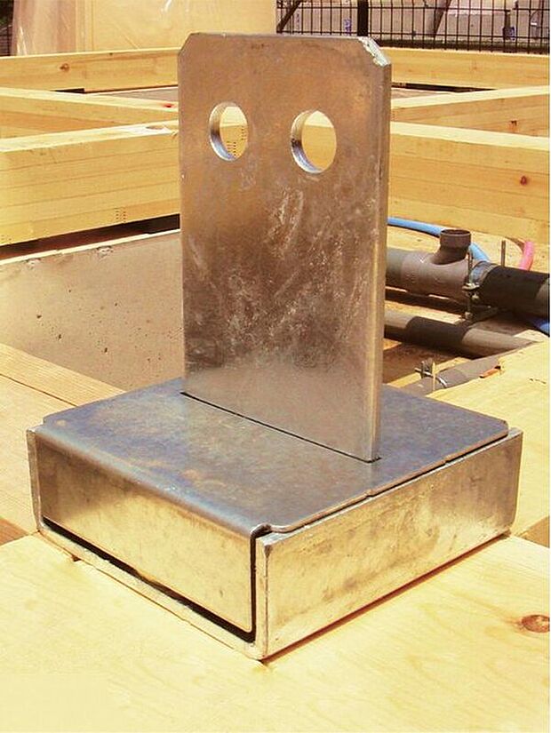 【オリジナル柱脚・柱頭固定金物「TロックII」】「TロックII」は、ホールダウン金物の約2倍の強度があり、接合部の強度を増加させ、地震や風圧がかかった場合の柱の抜けを防ぎます。

