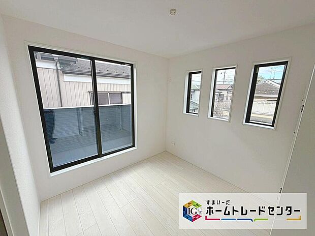 【リビング以外の居室】２面採光を確保した明るい室内は、風通しも良く、大変居心地の良い空間となっております。爽やかな風を感じて起きる朝は、快適生活の始まりに！