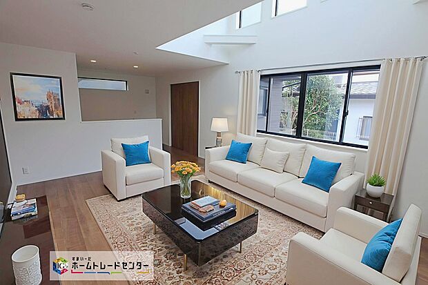 【☆ リビング ☆】現況の物件写真に、CG による画像処理を行っています。家具、家電、照明器具、小物、カーテン、その他のイメージはCG です。