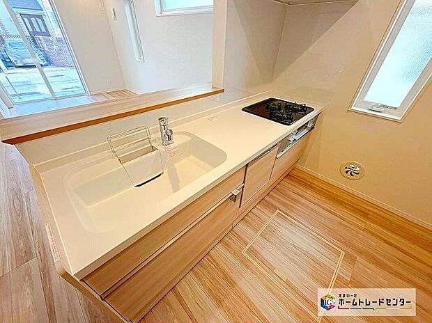 【食洗機付きシステムキッチン】人工大理石トップ私用の高級感のあるシステムキッチン。食洗機や浄水器、ハンドシャワーなど、高機能付きです。サポート力◎で、家事も快適スムーズに出来そうです。