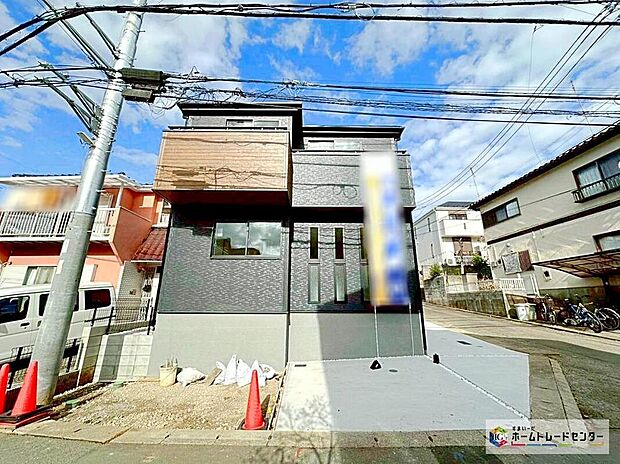 【現地外観写真】完成済みです！東南角地で陽当たり良好、開放感あふれるお住まいです☆東急田園都市線「梶ヶ谷」駅、JR南武線「武蔵新城」の2路線利用可能◎