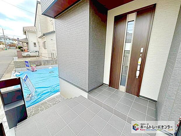 【玄関】屋根付きの玄関ポーチは雨や日差し避けとなります。外出時には余裕をもって傘がさせ、帰宅時にはぬれずに雨粒を落とせます。玄関周りの快適性が高まりますね！