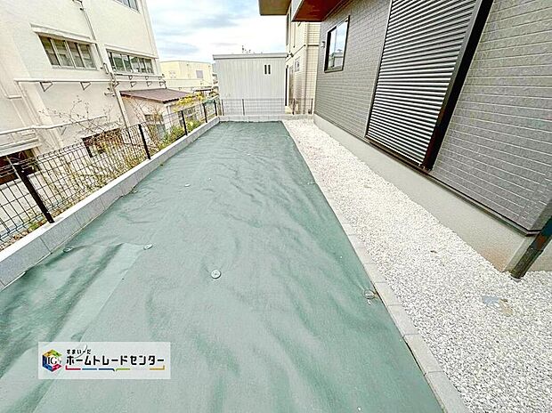 【庭スペース】陽光たっぷり降りそそぐお庭を備えた理想のお住まいです。お子様の遊び場や趣味のガーデニングなど、ライフスタイルに合わせていろいろとお楽しみ頂けそうです。