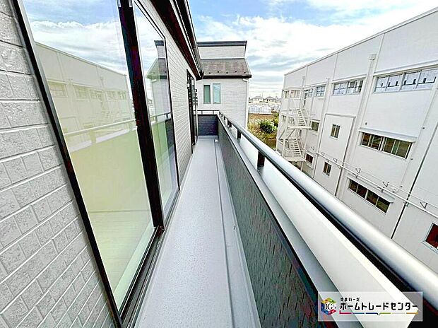 【バルコニー】広々としたバルコニーを設置いたしました♪心地よい陽射しや暖かな風を楽しむことが出来ます♪晴れた日にはたっぷりの洗濯物や布団を干せます！