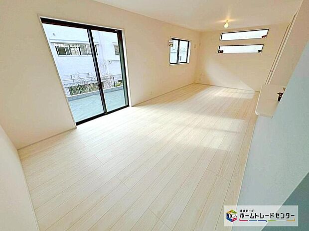 【リビング】広々としたリビングは掃き出し窓からたくさんの陽光を取り入れてくれます。家族が集まる空間ですからやはり明るさと、暖かさは大切です。広さがありますので家具の配置に悩まなくて済むのも良いですね。