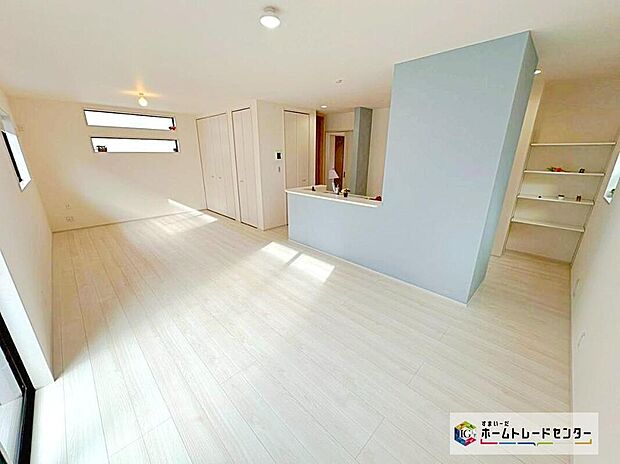 【リビング】リビングにはたくさんの窓を設置しました♪各方向から光が差し込みます！