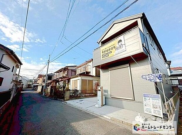 【前面道路含む現地写真】リビング広々１９帖＆主寝室は広々９帖、ゆとりの２LDK＋Sプランです☆パントリー付き、収納豊富です！