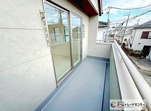 【バルコニー】バルコニーを南向きに設置いたしました♪心地よい陽射しや暖かな風を楽しむことが出来ます♪晴れた日にはたっぷりの洗濯物や布団を干せます！