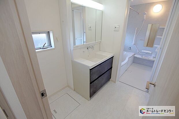 【サニタリースペース】白を基調とした爽やかなサニタリースペース。清潔感のある快適空間です。毎日の身支度も気持ち良くお使い頂けます。