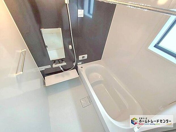 【浴室】窓付きバスルームは、採光もあり、明るく落ち着いた雰囲気のゆったり寛げる空間！日中の入浴も気持ちよくお使い頂けます♪窓があることで、換気環境も良好！掃除もスムーズに出来ます♪

