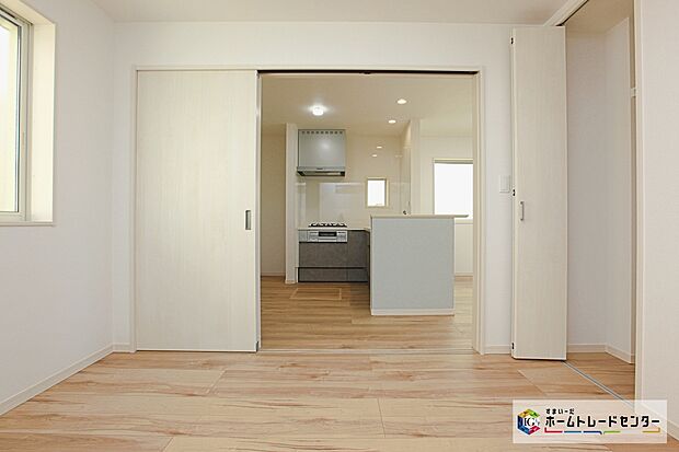 【洋室】☆ 1階洋室 ☆
全棟、1階に洋室がございます☆
1階と2階の両方にお部屋があるので1階を客室や物置として使ったり、家族で居住スペースを分けるなど、ライフスタイルに合わせて使い分けていただけます。